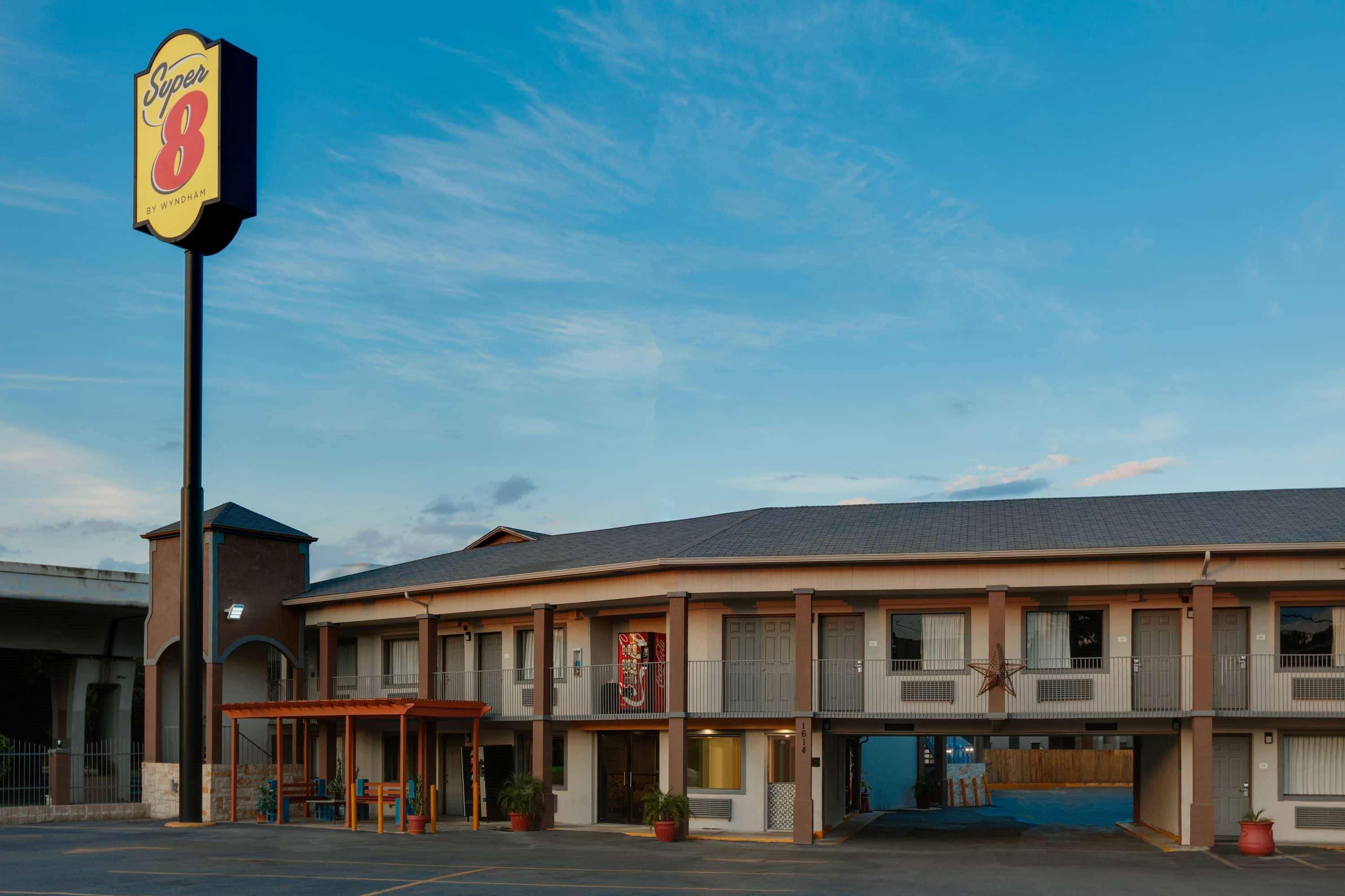 Super 8 By Wyndham San Antonio Pearl District Downtown Motel Exterior photo