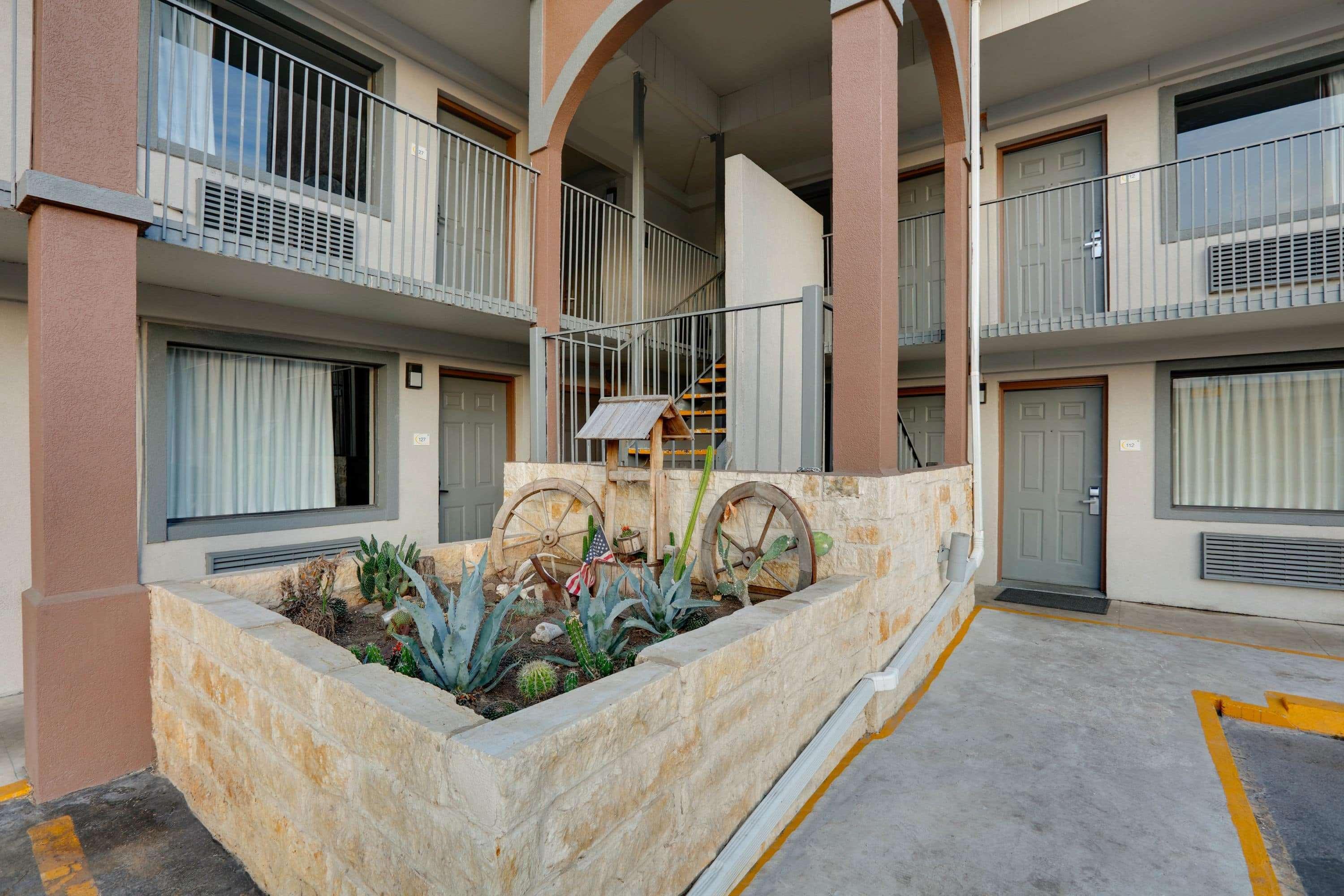 Super 8 By Wyndham San Antonio Pearl District Downtown Motel Exterior photo