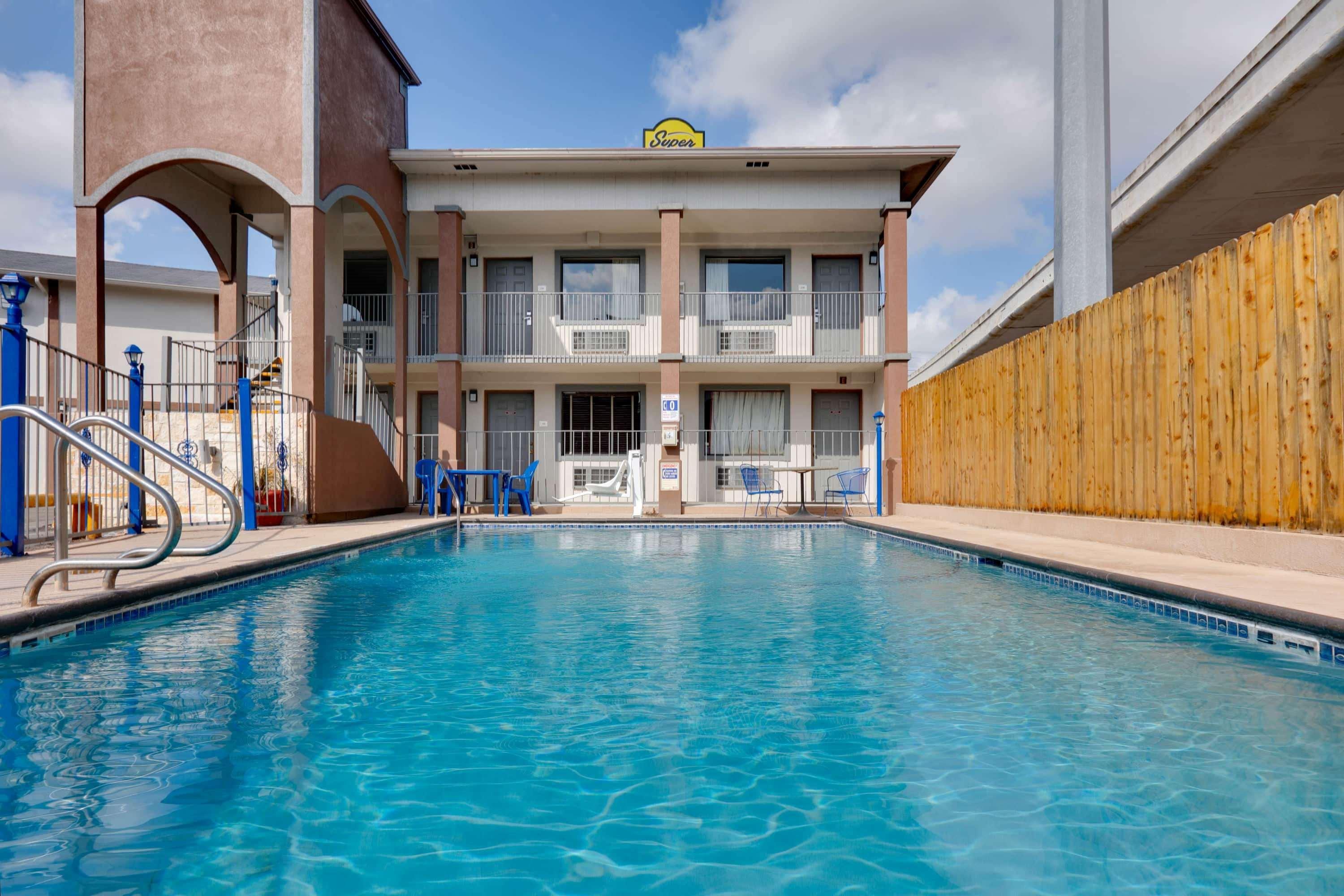 Super 8 By Wyndham San Antonio Pearl District Downtown Motel Exterior photo
