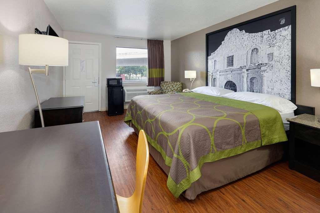 Super 8 By Wyndham San Antonio Pearl District Downtown Motel Room photo