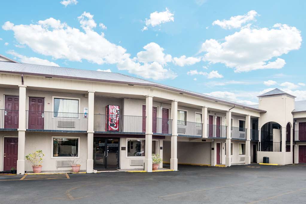 Super 8 By Wyndham San Antonio Pearl District Downtown Motel Exterior photo
