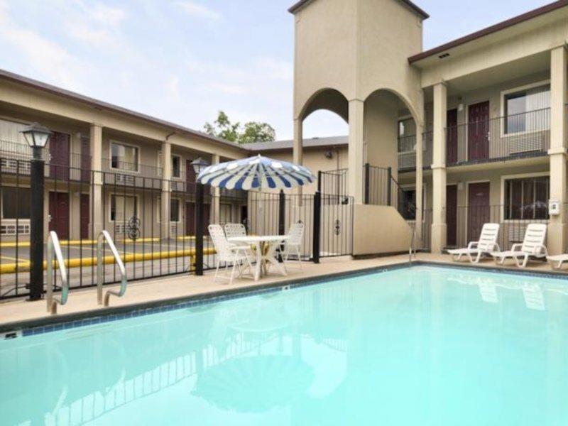 Super 8 By Wyndham San Antonio Pearl District Downtown Motel Exterior photo