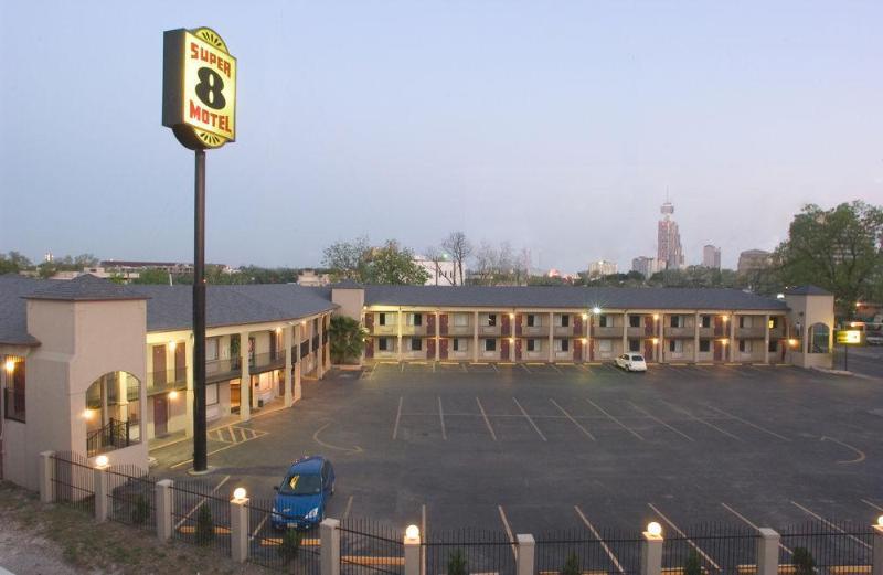 Super 8 By Wyndham San Antonio Pearl District Downtown Motel Exterior photo