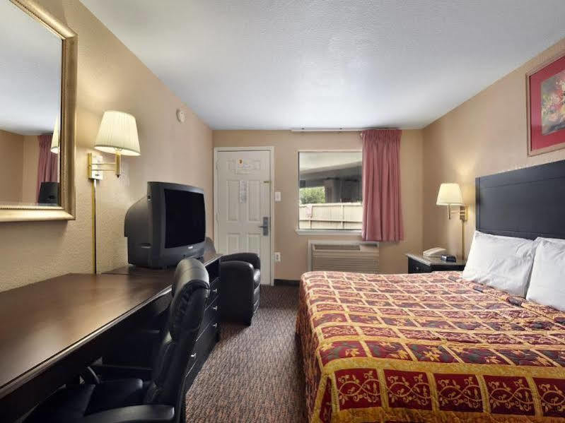 Super 8 By Wyndham San Antonio Pearl District Downtown Motel Exterior photo